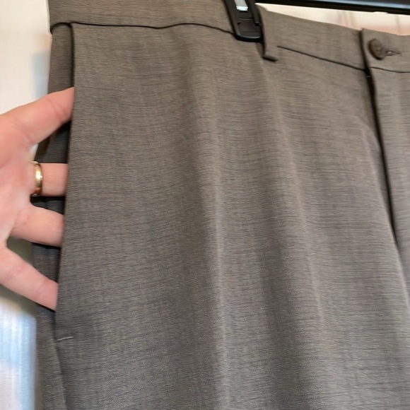 Men's 40x32 Haggar Classic fit Cool 18 flat front Olive/Tan Dress Pants pockets - Picture 3 of 10